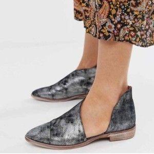 Free People Royale Metallic Onyx Silver Point Toe Leather Loafer Size 37